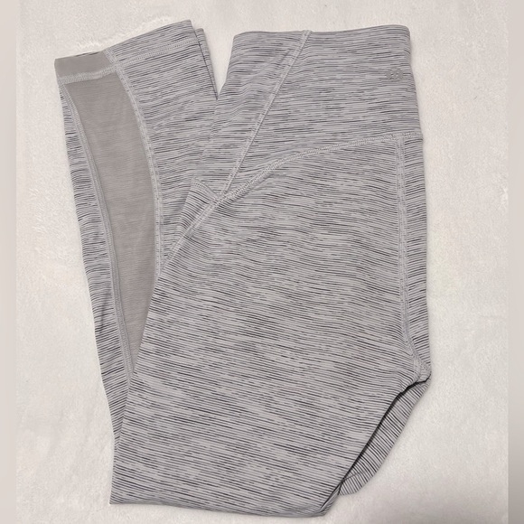 Lululemon Train Times 7/8 tight size 4 25” - Picture 3 of 9